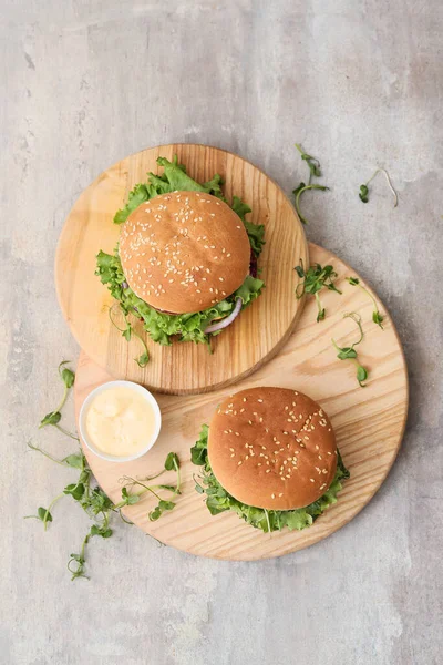 Wooden Boards Tasty Vegetarian Burgers Grunge Background — Stock Photo, Image