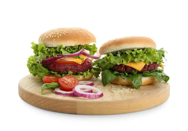 Beyaz arka planda lezzetli vejetaryen burgerli ahşap tahta tahta.