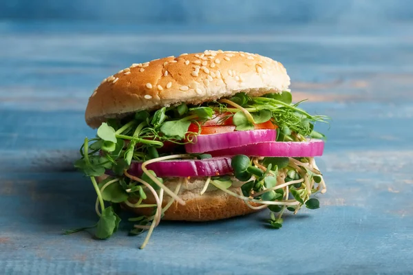 Leckere Vegetarische Burger Auf Blauem Holzhintergrund — Stockfoto