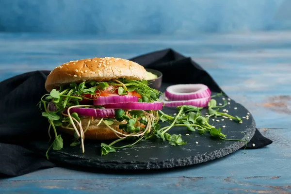 Board Tasty Vegetarian Burger Blue Wooden Background — Stock Photo, Image