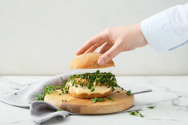 Woman Preparing Tasty Vegetarian Burger Table — Stock Photo, Image