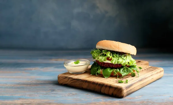 Wooden Board Tasty Vegetarian Burger Table — Stock Photo, Image