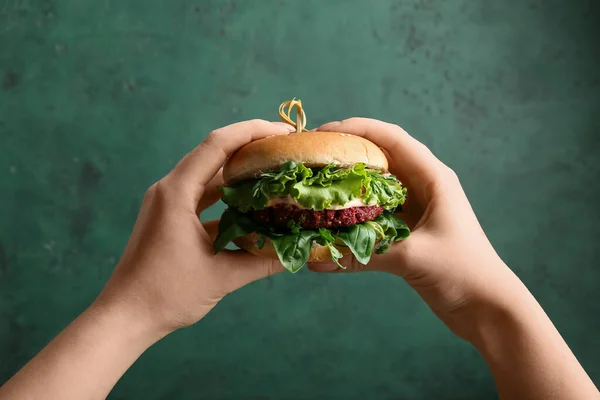 Mujer Sosteniendo Sabrosa Hamburguesa Vegetariana Sobre Fondo Verde — Foto de Stock