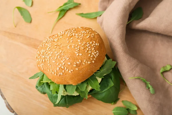Holzbrett Mit Leckerem Vegetarischen Burger Auf Dem Tisch — Stockfoto