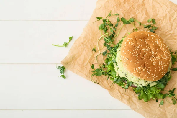 Sabrosa Hamburguesa Vegetariana Sobre Fondo Madera Blanca — Foto de Stock