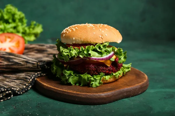 Placa Madeira Com Saboroso Hambúrguer Vegetariano Fundo Verde — Fotografia de Stock
