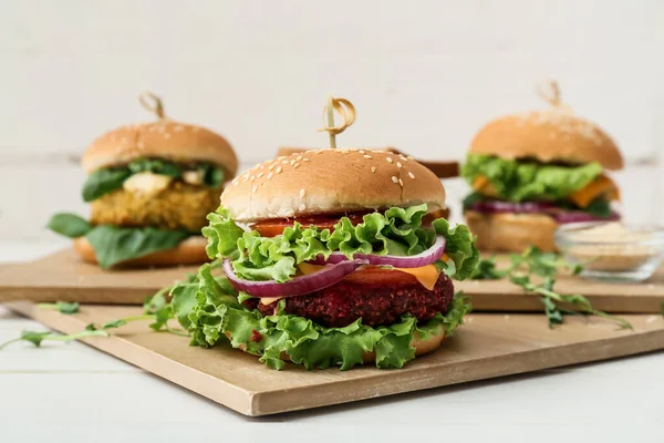 Träskivor Med Goda Vegetariska Hamburgare Bordet — Stockfoto