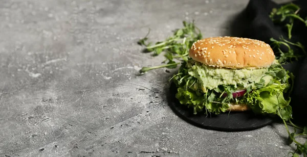 Junta Con Sabrosa Hamburguesa Vegetariana Sobre Fondo Grunge — Foto de Stock