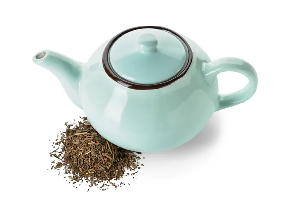 Τσαγιέρα Και Σωρός Από Ξηρό Hojicha Πράσινο Τσάι Λευκό Φόντο — Φωτογραφία Αρχείου