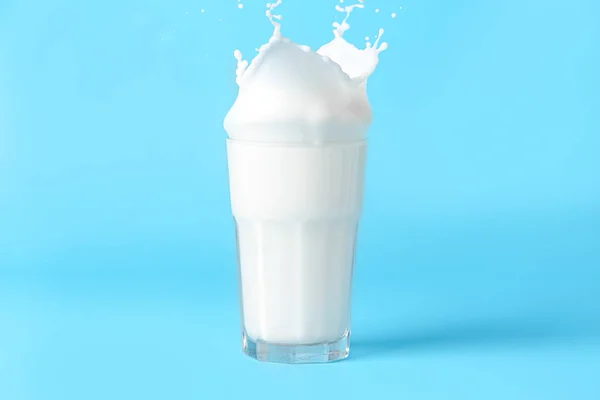 Vaso Sabrosa Leche Con Salpicaduras Sobre Fondo Azul —  Fotos de Stock