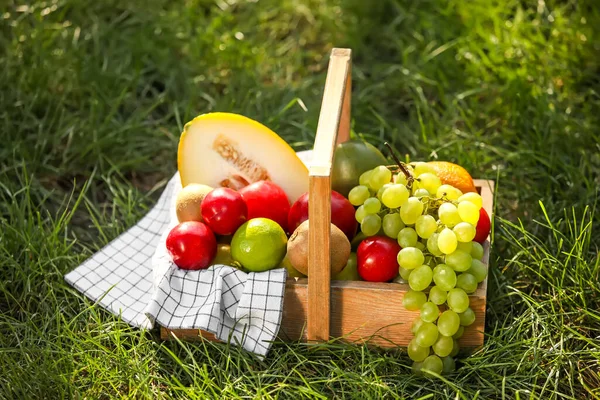 Mand Met Vers Fruit Gras — Stockfoto