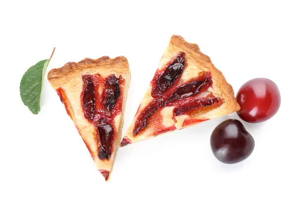 Morceaux Tarte Aux Prunes Savoureuse Sur Fond Blanc — Photo