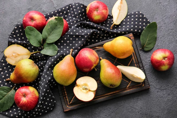 Wooden Board Ripe Pears Apples Dark Background — Stock Photo, Image