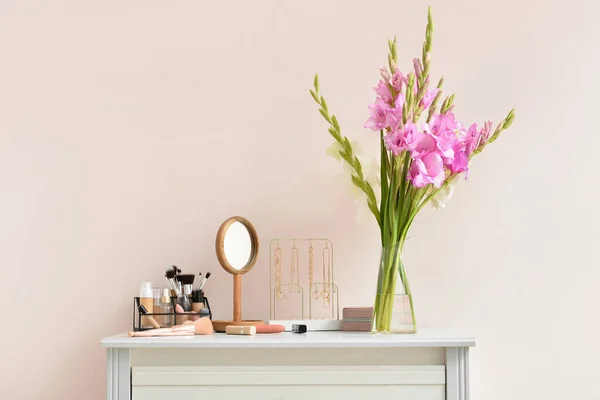 Vase Beautiful Gladiolus Flowers Female Accessories Cosmetics Table Color Wall — Stock Photo, Image