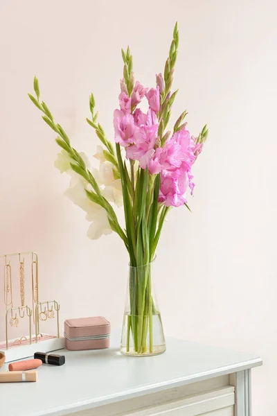 Vase Beautiful Gladiolus Flowers Female Accessories Cosmetics Table Color Wall — Stock Photo, Image