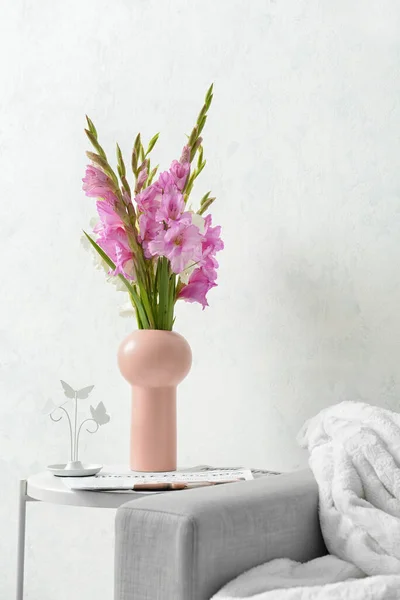 Vase Beautiful Gladiolus Flowers Newspapers Table Room — Stock Photo, Image