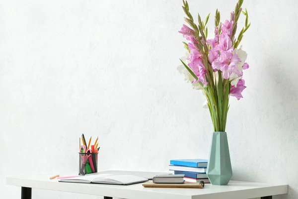 Vaso Com Belas Flores Gladíolo Livros Artigos Papelaria Mesa Contra — Fotografia de Stock