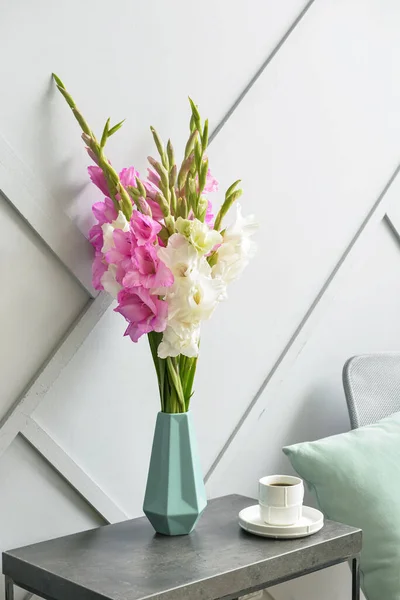 Jarrón Con Hermosas Flores Gladiolo Taza Café Mesa Habitación — Foto de Stock