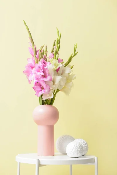 Vase Beautiful Gladiolus Flowers Decor Table Color Wall — Stock Photo, Image