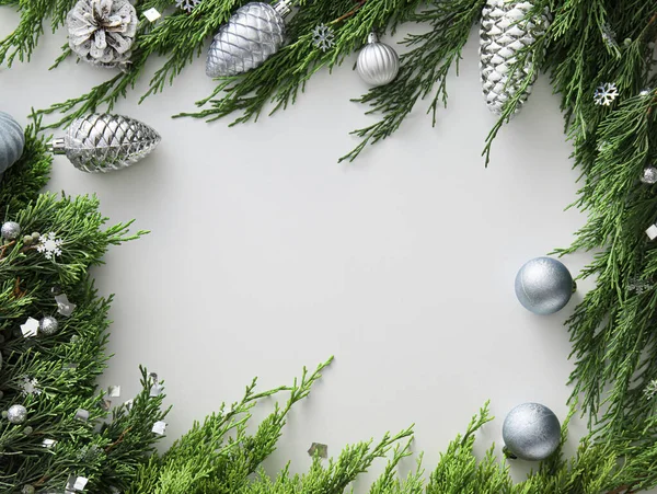 白い背景にモミの枝 クリスマスボールとコンフェッティで作られたフレーム — ストック写真