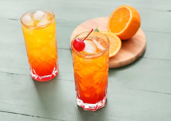 Склянка Смачного Коктейлю Tequila Sunrise Кольоровому Дерев Яному Тлі — стокове фото