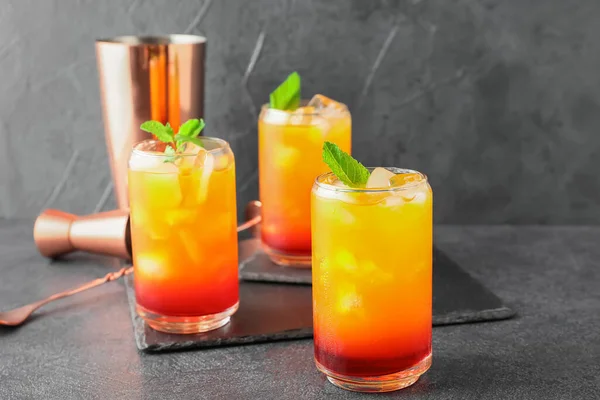 Szemüveg Ízletes Tequila Sunrise Koktél Sötét Alapon — Stock Fotó