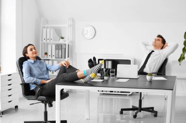 Tembel meslektaşlar ofiste dinleniyor