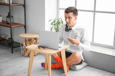 Genç işadamı evde çalışıyor.