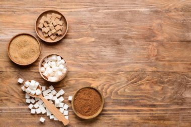 Tahta arka planda şekerli kaseler