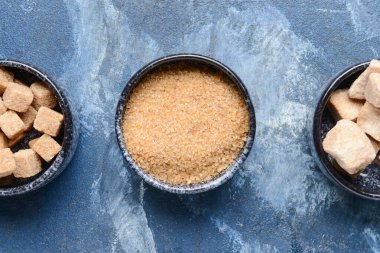 Renkli arkaplanda şekerli kaseler