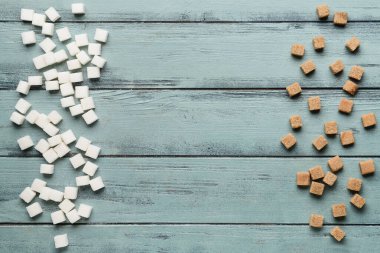 Renkli ahşap arkaplanda şekerden yapılmış çerçeve