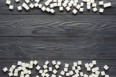 Koyu ahşap zemin üzerinde şekerden yapılmış çerçeve