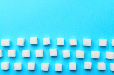 Mavi arkaplanda bir küp şeker