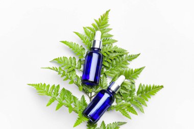 Hafif arkaplanda sağlıklı ve gerekli yağ şişeleri