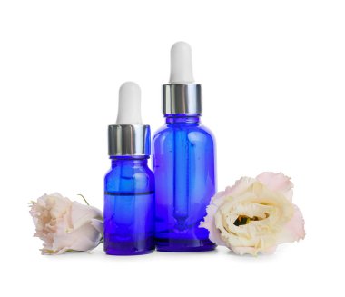 Beyaz arka planda sağlıklı ve gerekli yağ şişeleri