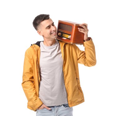 Beyaz arka planda retro radyo alıcısı olan yakışıklı bir genç.