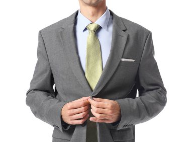 Beyaz arka planda şık takım elbiseli genç adam.