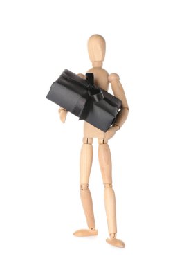 Beyaz arka planda hediye kutusu olan tahta manken.