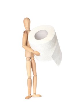 Beyaz arka planda tuvalet kağıdı olan tahta manken.