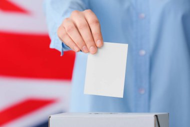 Büyük Britanya bayrağına karşı oy veren kadın, yakın plan.