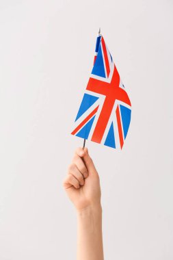 Beyaz arka planda Büyük Britanya bayrağı olan kadın.