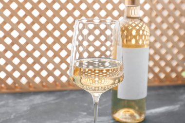 Masada bir kadeh beyaz şarap.