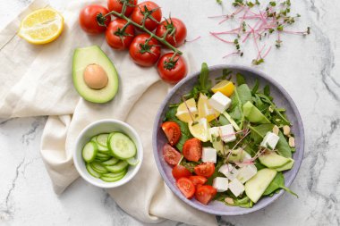 Açık arkaplanda beyaz peynirli sağlıklı salata.