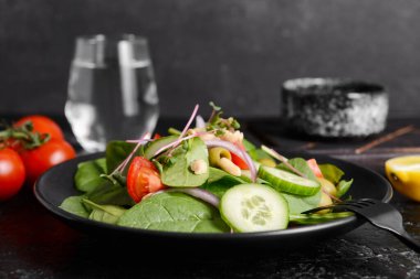 Sağlıklı salata ve koyu fındıklı tabak.