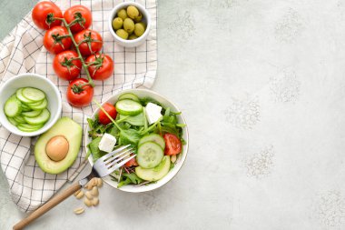 Hafif arka planda sağlıklı salata tabağı.