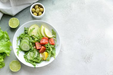 Hafif arka planda taze salata tabağı