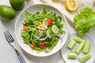 Hafif arka planda sağlıklı salata tabağı.