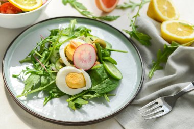 Sağlıklı salata ve hafif arka planda yumurta.