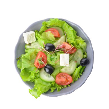 Beyaz arka planda beyaz zeytinli ve peynirli sağlıklı salata.
