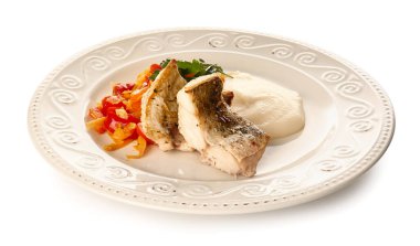 Lezzetli kızarmış balık filetosu, sebze ve beyaz arka planda patates püresi.